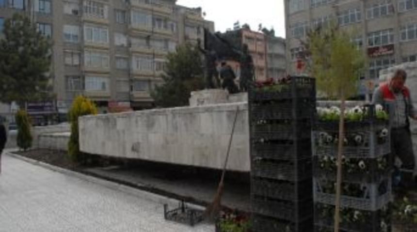 Atatürk Anıtı Çevresine Menekşe Dikildi