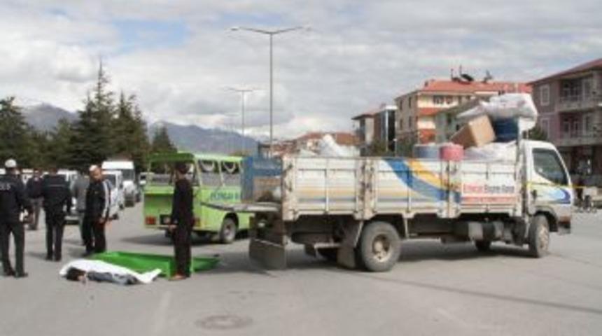 Kasksız Motosiklet S&uuml;r&uuml;c&uuml;s&uuml; Kazada Hayatını Kaybetti