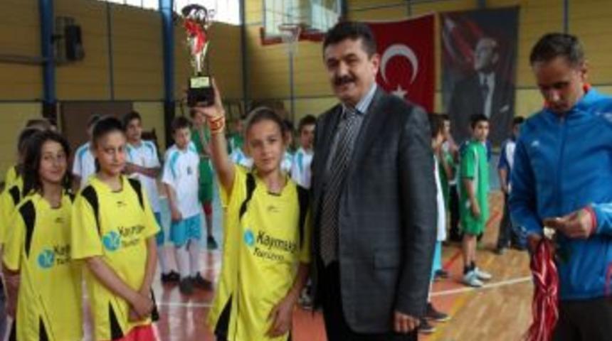 Voleybol Turnuvasında Kupalar Sahiplerine Verildi