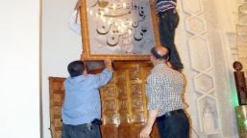 Ehli Beyt Tablosunun İndirilmesine Tepki