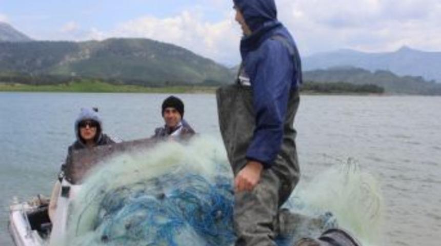 Burdur&rsquo;da 3 Bin Metre Balık Ağı İmha Edildi