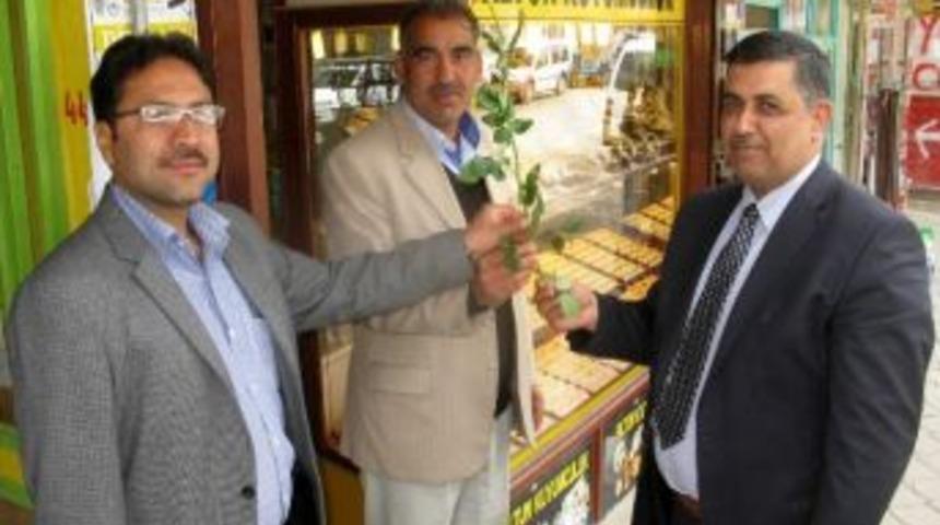 Araban M&uuml;ft&uuml;s&uuml; Sevin&ccedil; Halka G&uuml;l Dağıttı