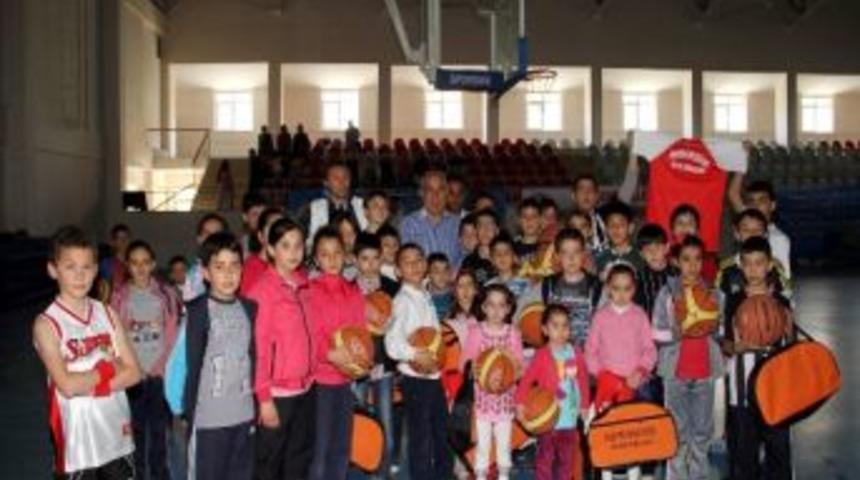 Başkan Sel, &Ouml;ğrencilere &Ccedil;eşitli Hediyeler Verdi