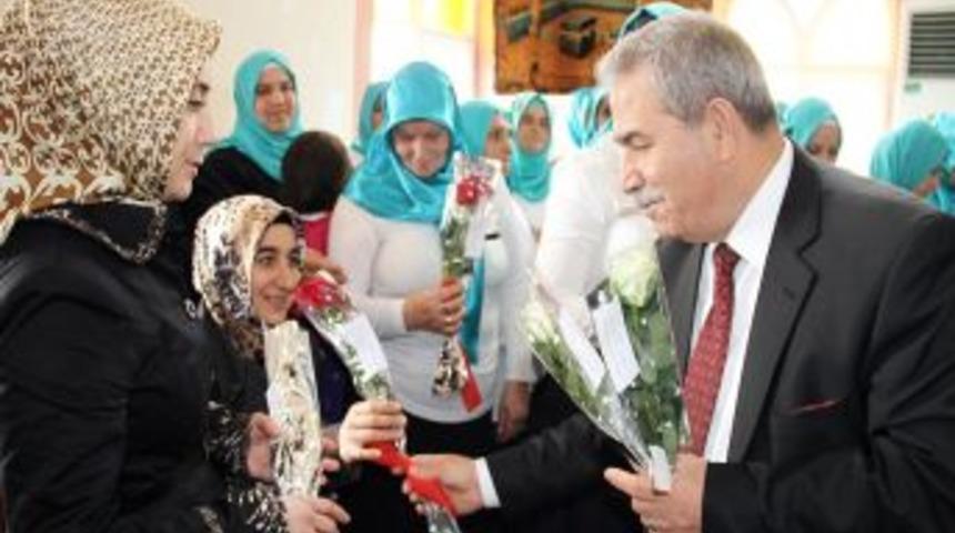 Başkan Demirtaş, Katıldığı Programlarda G&uuml;l Dağıttı