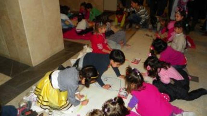 Minikler, Barış I&ccedil;in Resim &Ccedil;izdi