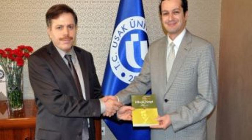 Rekt&ouml;r &Ccedil;elik Yazarlar Birliği&rsquo;nden &Ouml;d&uuml;l Almayı Hak Kazanan &Ouml;ğetim &Uuml;yesi Erkek&rsquo;i Tebrik Etti