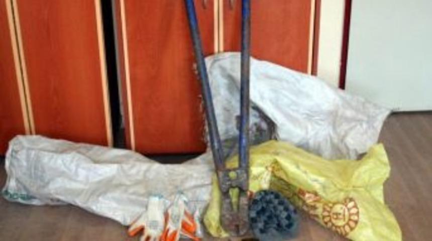 İş Eldivenli Ve Demir Makaslı Hırsızlık Zanlısı Polisten Ka&ccedil;amadı