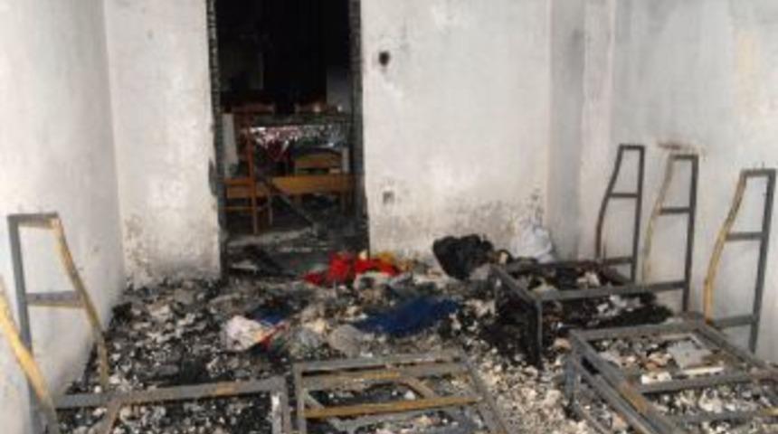 Mumdan &Ccedil;ıkan Kıvılcım Bir Evi K&uuml;l Etti