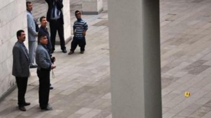 Osmaniye Valiliği &Ouml;n&uuml;ndeki Tabancalı Ve Bombalı Eylem Paniğe Neden Oldu