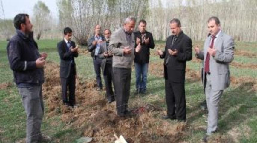 Muradiye&rsquo;de Elma Fidanı Dikimi