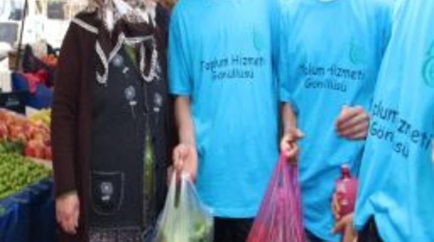 Pazar Poşetlerini &Ouml;ğrenciler Taşıyor