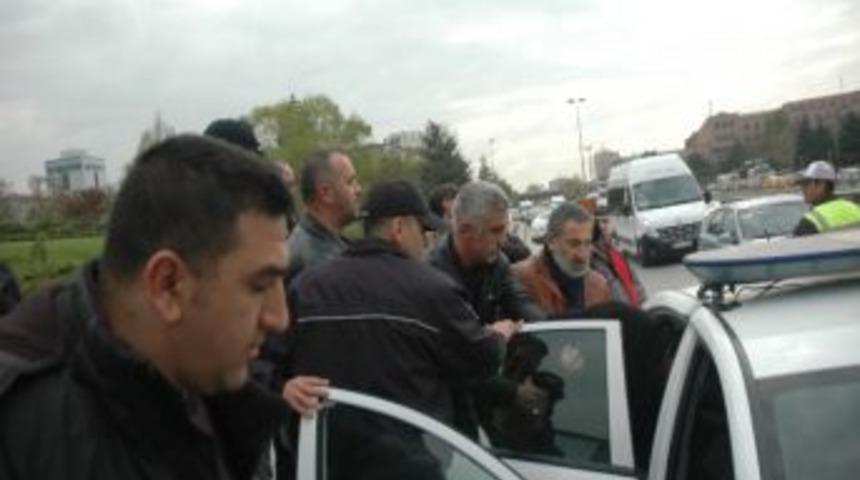 Meclis&rsquo;in &Ouml;n&uuml;nde İntihar Girişimi