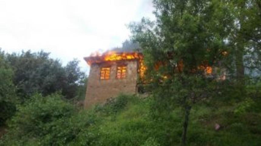 Elektrik Kontağından &Ccedil;ıkan Yangın Evi K&uuml;l Etti