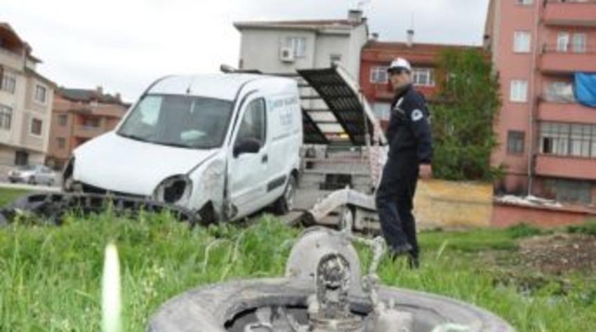Yoldan &Ccedil;ıkıp Ağacı Devirdi, 20 Metre Yuvarlandı, S&uuml;r&uuml;c&uuml;n&uuml;n Burnu Bile Kanamadı