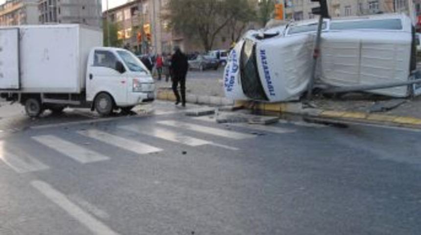 Elazığ'da Trafik Kazası: 2 &Ouml;l&uuml;, 4 Yaralı