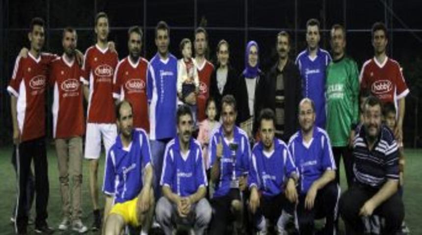 &Ouml;ğretmen, Veli Ve &Ouml;ğrenciler Futbol Turnuvasında Bir Araya Geldi