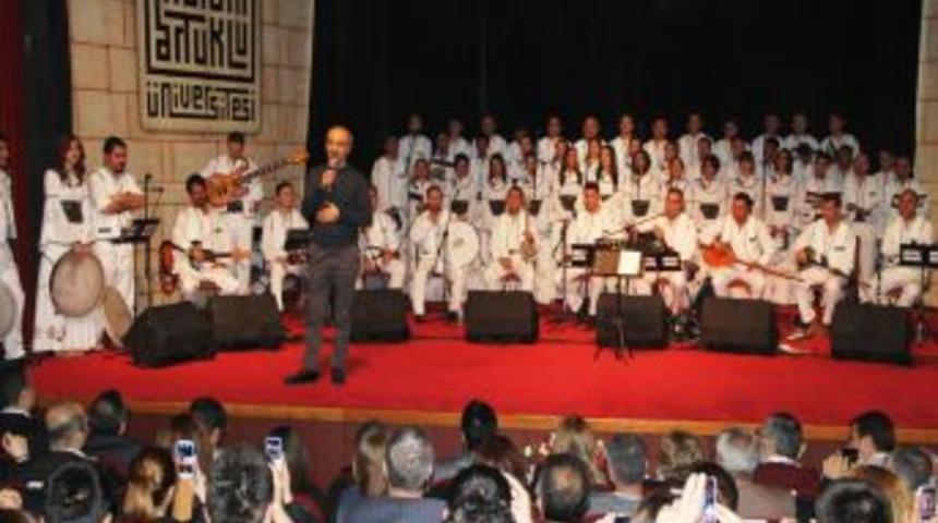 Akil Adamlar, Mardin Dinler Ve Diller Korosunun 5 Dilde Ki Konserini Dinledi