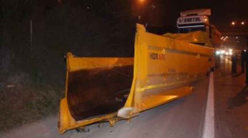 Kamyonun Damperi D&uuml;şt&uuml;, Otobanda Tehlikeli Anlar Yaşandı