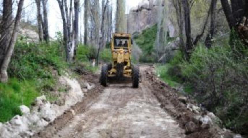 G&ouml;reme&rsquo;de Vadi Ve Bağ Yolları Onarılıyor