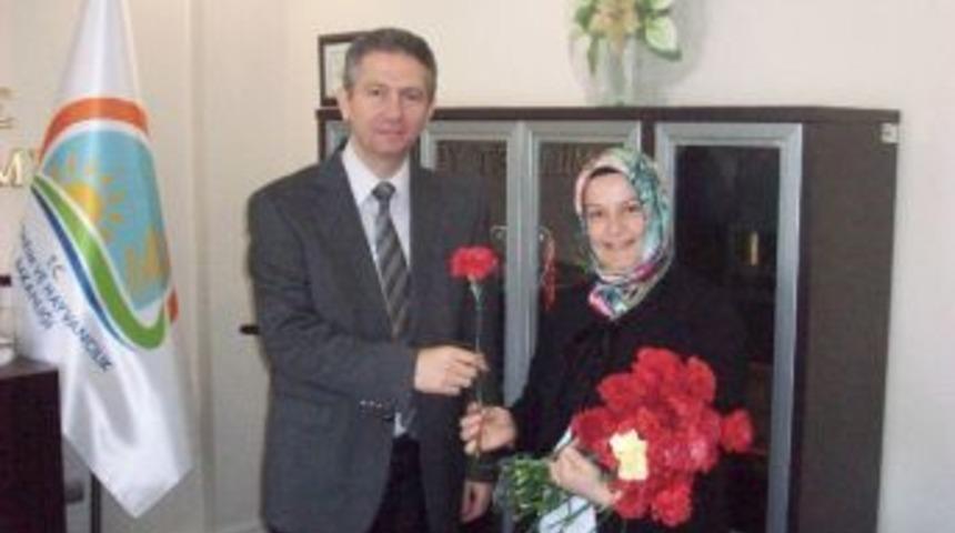 Memur-sen Kırklareli Kadın Komisyonu Başkanlığı Kutlu Doğum Haftası M&uuml;nasebeti İle Karanfil Dağıttı