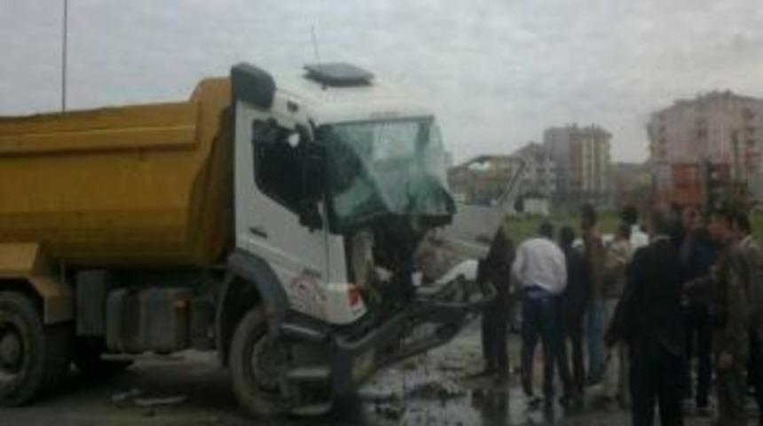 Velik&ouml;y&rsquo;de İki Kamyon &Ccedil;arpıştı: 1 Yaralı