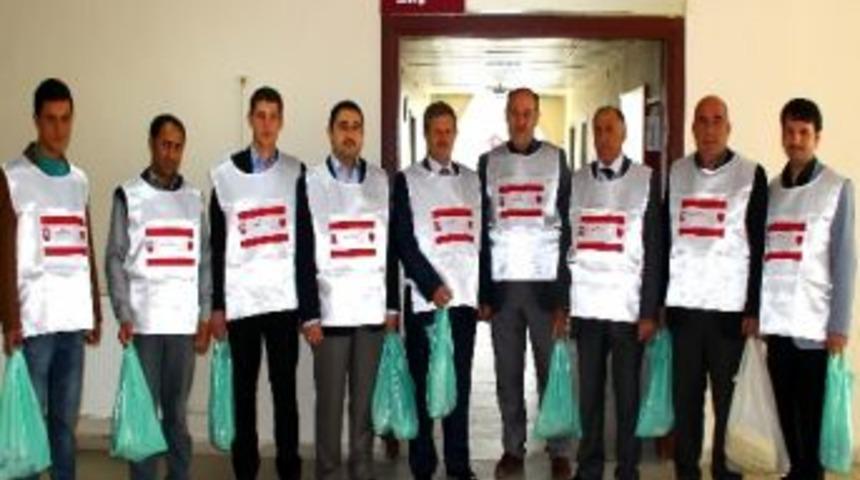 Erciş&rsquo;te G&ouml;n&uuml;l El&ccedil;isi İmamlar Fakir Ailelere Et Dağıttı