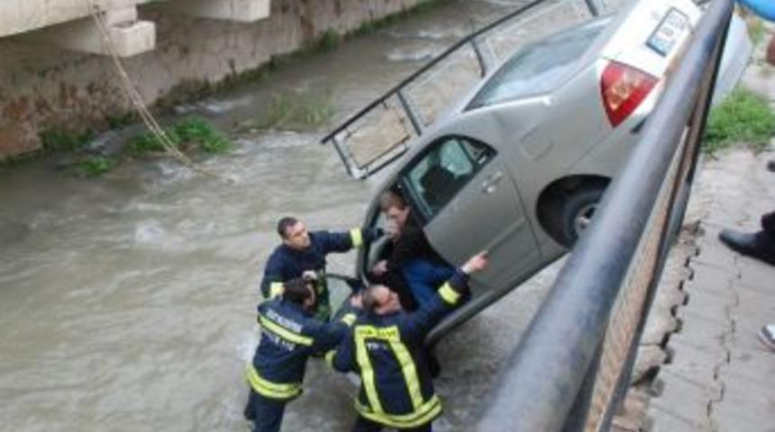 Doktor, Dereye U&ccedil;an Otomobilde Mahsur Kaldı