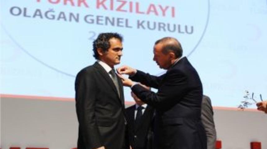 Rekt&ouml;r Mahmut &Ouml;zer'e altın madalya