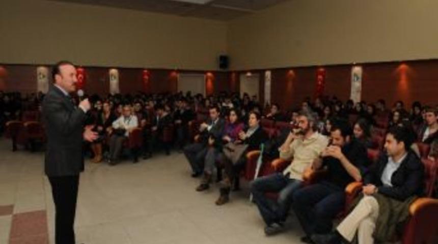 Gen&ccedil;ler, Beyinsiz Adam İle Stres Attı