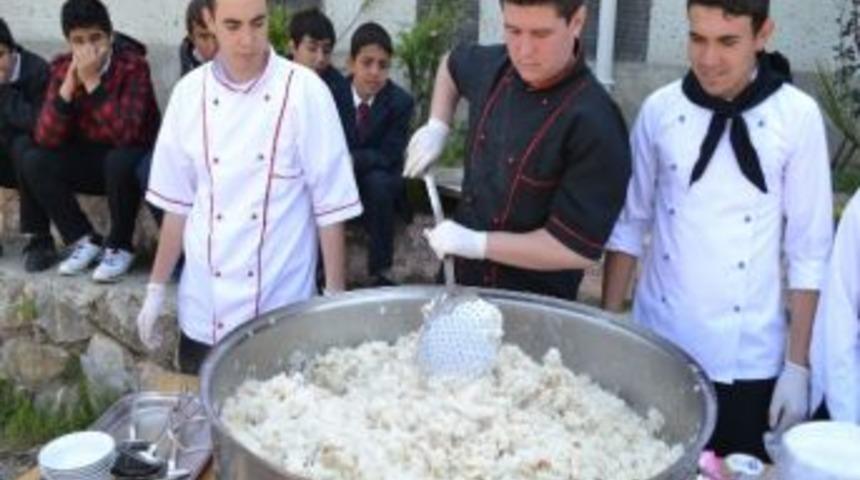Turizm Lisesi &Ouml;ğrencilerinden Bademli Pilav Şenliği