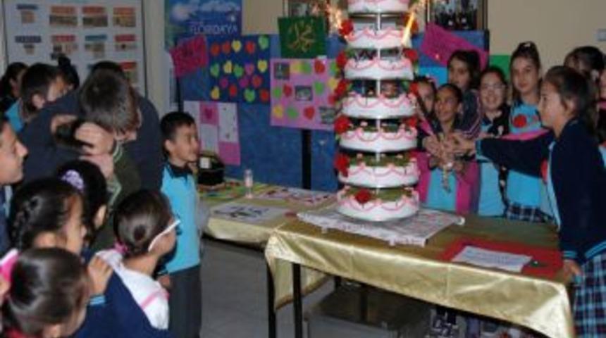 Kutlu Doğum I&ccedil;in Pasta Kestiler