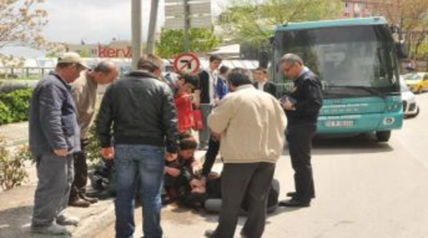 Otob&uuml;s Şof&ouml;r&uuml;, &Ccedil;arptığı Liseli Kızın Başından Bir An Olsun Ayrılmadı