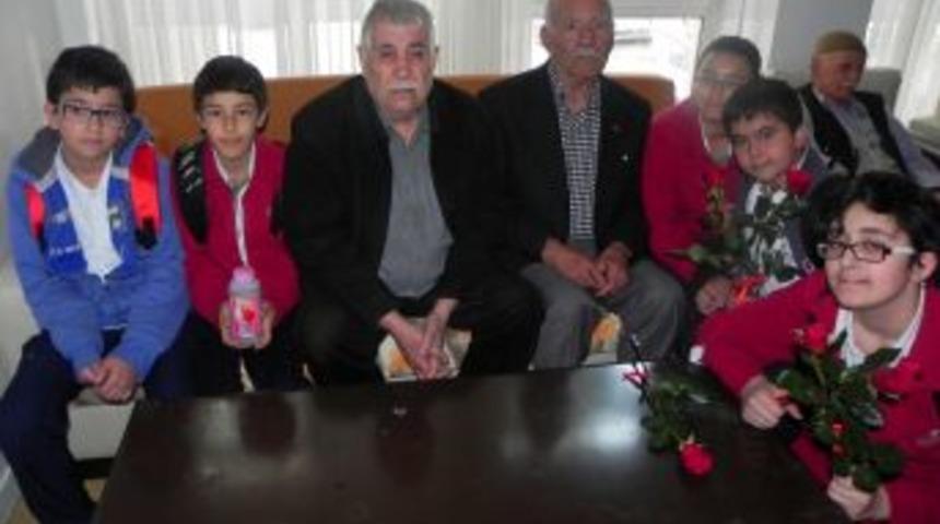 &Ouml;ğrenciler Huzurevi Sakinlerine G&uuml;l Ve Lokum Dağıttı