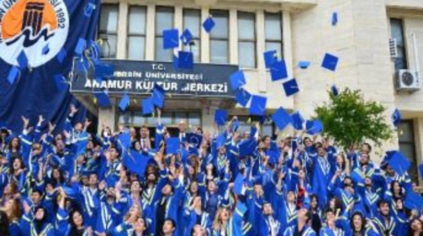 Anamur Meslek Y&uuml;ksek Okulu &Ouml;ğrencilerinin Mezuniyet Coşkusu