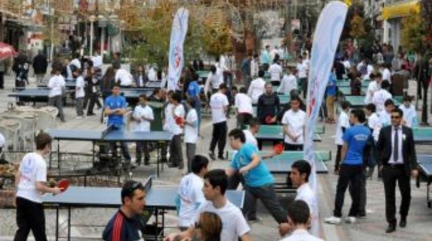 Sara&ccedil;lar&rsquo;da Masatenisi Ş&ouml;leni