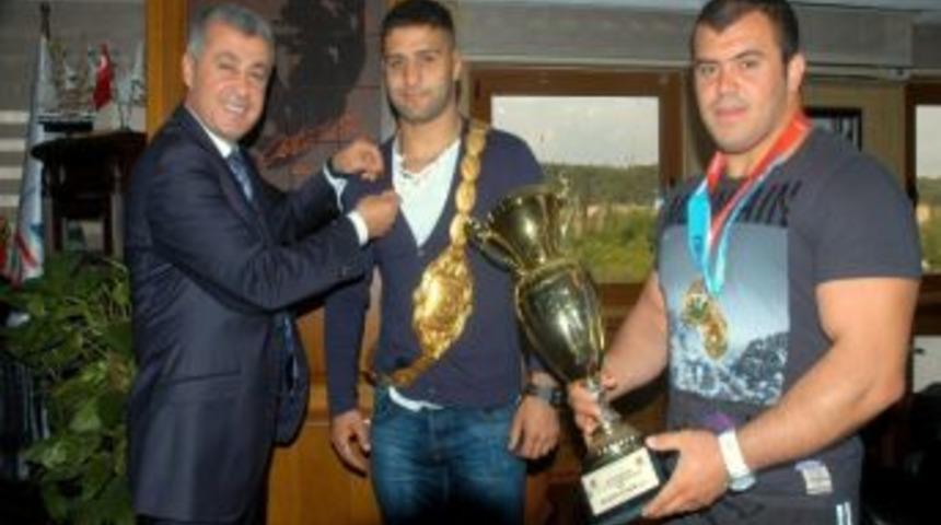 Başarılı Pehlivanlara S&ouml;zen&rsquo;den Cumhuriyet Altını