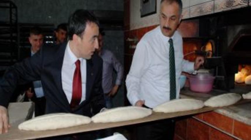 Kaymakam Ve Belediye Başkanı Israfa Dikkat &Ccedil;ekmek I&ccedil;in Ekmek Pişirdi