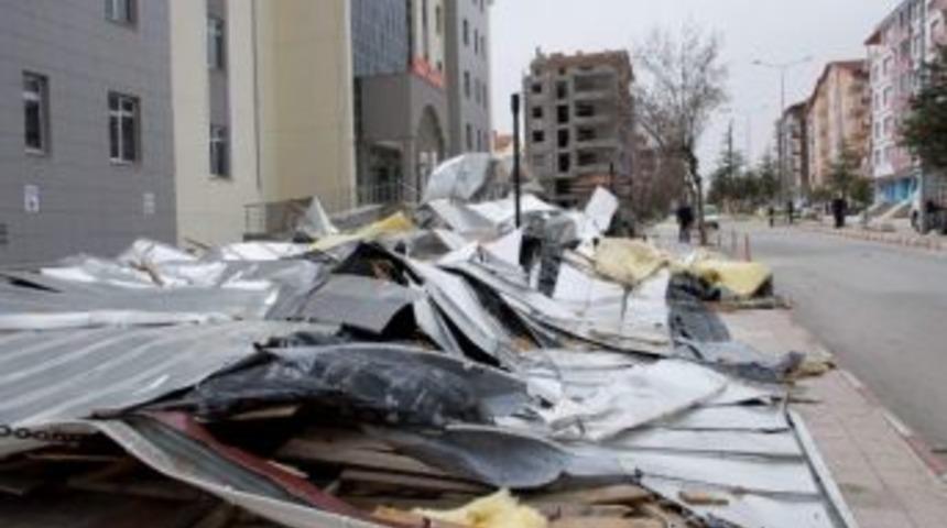 R&uuml;zgarda U&ccedil;an Kaman İl&ccedil;e H&uuml;k&uuml;met Konağı &Ccedil;atısı Yeniden Yapıldı