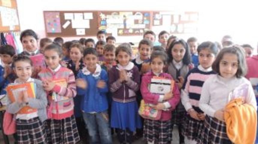Merkez Okulu &Ouml;ğrencilerinden K&ouml;y Okulu &Ouml;ğrencilerine Kitap Yardımı