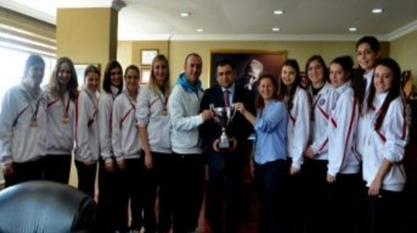 &Ccedil;om&uuml; Kadın Voleybol Takımından La&ccedil;inere Ziyaret