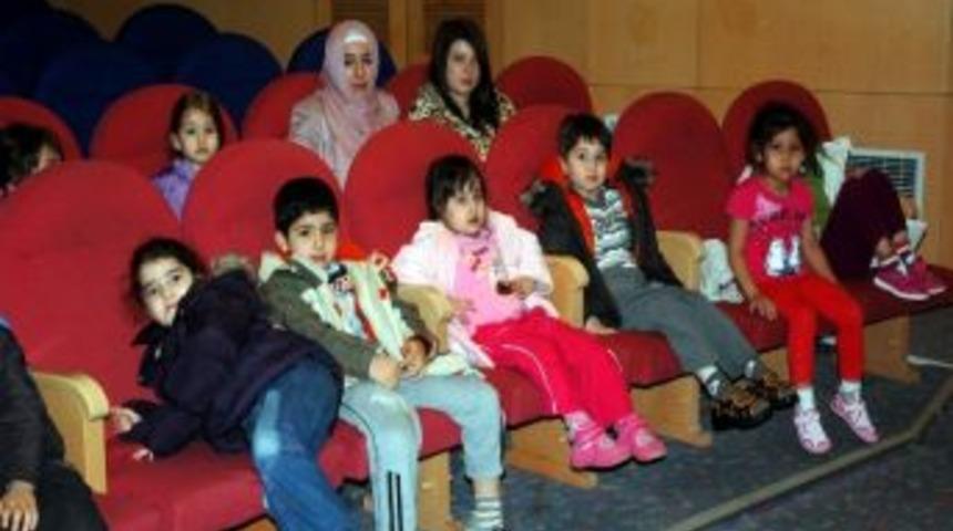 Anaokulu &Ouml;ğrencilerinin Sinema Keyfi
