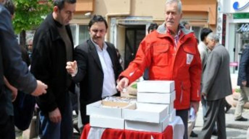Kızılay Lokum Dağıttı
