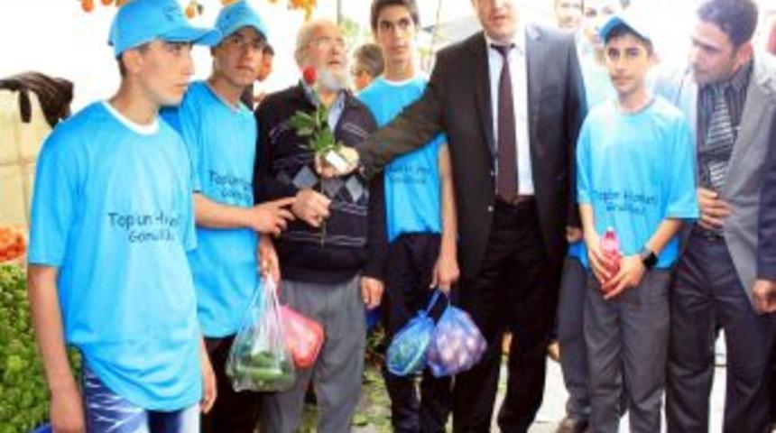 &Ouml;ğrenciler Pazarda Alışveriş Yapan Yaşlılara Yardım Ediyor