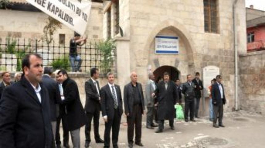 Şahinbey Belediyesi, Şıh Camii Ve Şıh Hamamı&rsquo;nın Etrafını A&ccedil;ıyor