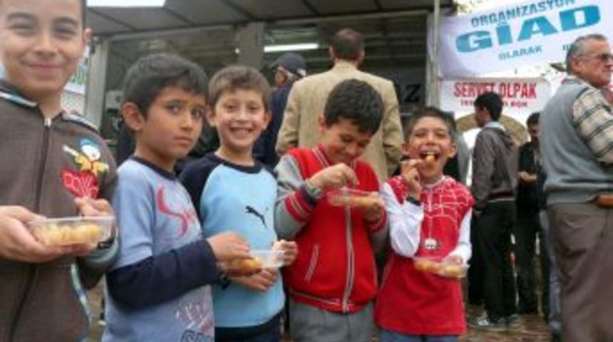 İşadamları &lsquo;Kutlu Doğum&rsquo; Lokması Dağıttı