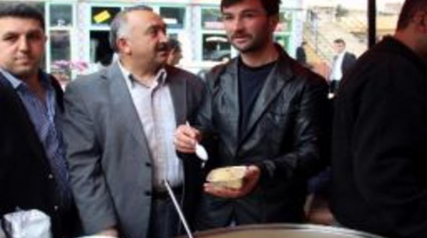 Suşehri&rsquo;nde Kutlu Doğum Haftası Nedeniyle Helva Dağıtıldı