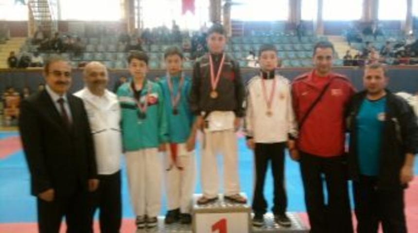 Manisalı Sporcular Karatede 2 Altın Madalya Kazandı