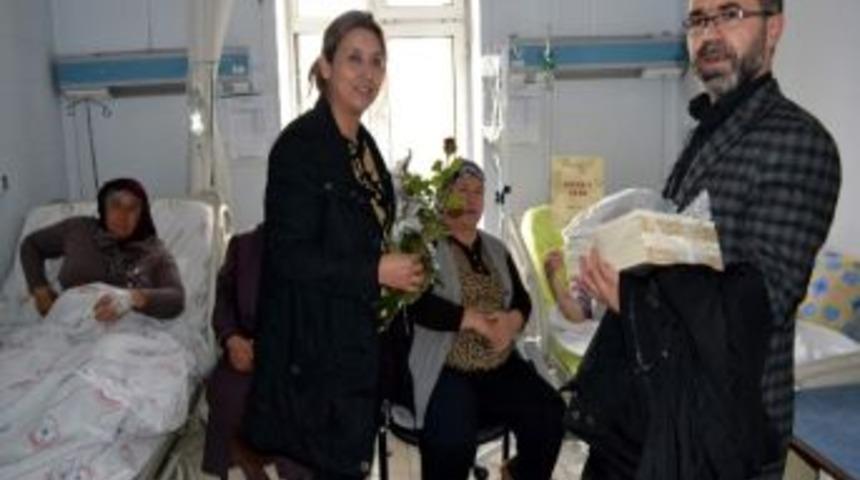 Sakatlar Derneği Hastalara G&uuml;l Ve Katip Dağıttı