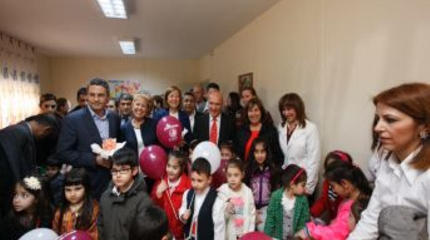 Kartal Belediye Başkanı &Ouml;z&rsquo;e Yumruklu Saldırı