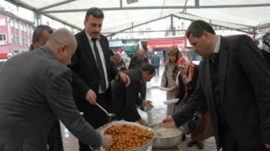 Bucak M&uuml;tf&uuml;l&uuml;ğ&uuml; Keşkek Ve Tatlı Dağıttı